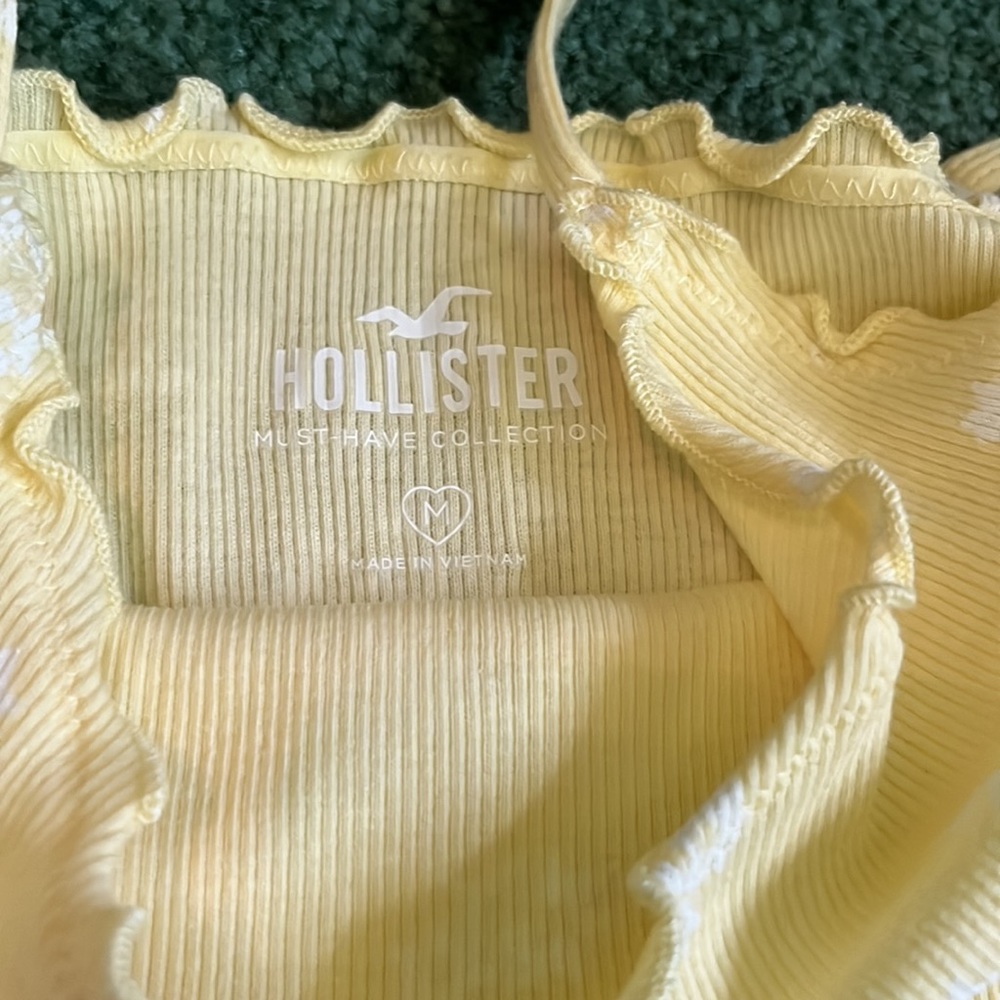 2 NWT MEDIUM HOLLISTER TANKS - Picture 4 of 7